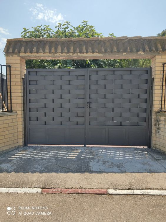 11 Ide Pagar Sederhana tapi Bikin Rumah Cantik dan Memukau